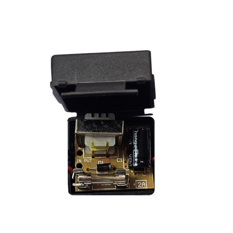 فیوزباکس 12V خودرو همراه با نویزگیر برای افزایش ایمنی و عملکرد بهتر تجهیزات برقی