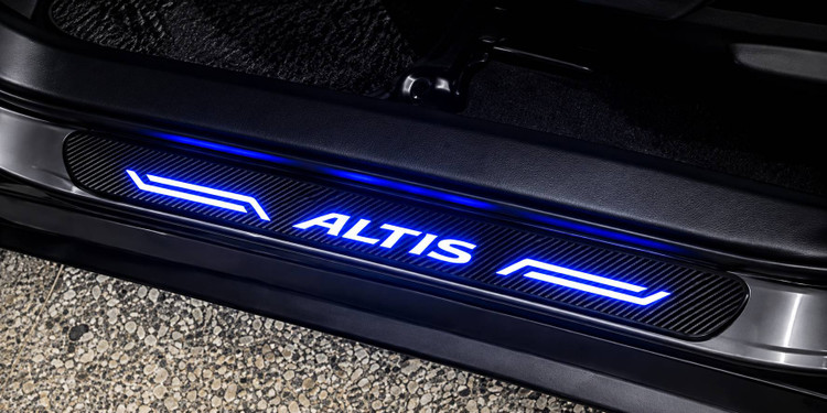 پارکابی LED کرولا آلتیس نصب شده با نوشته روشن ALTIS