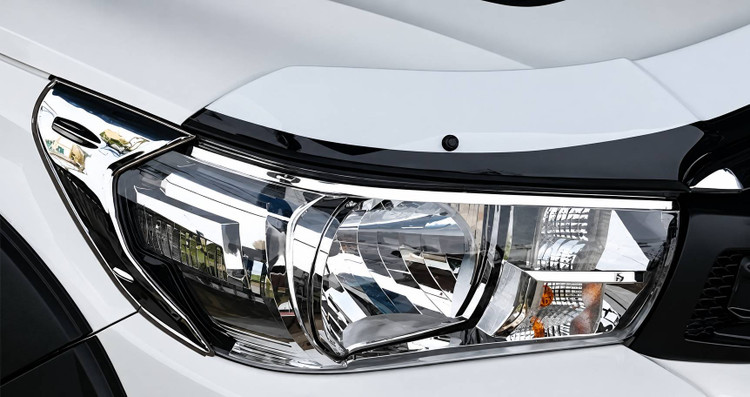 نمای نصبشده زه کروم Winbo روی گوشه بیرونی چراغ جلو تویوتا هایلوکس ریوو ۲۰۱۷