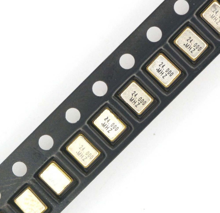 کریستال اسیلاتور SMD 24MHz داخل نوار بستهبندی قطعات الکترونیکی