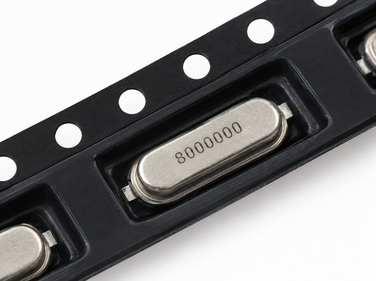 کریستال کوارتز SMD با کد 8000000 داخل نوار بستهبندی قطعات الکترونیکی