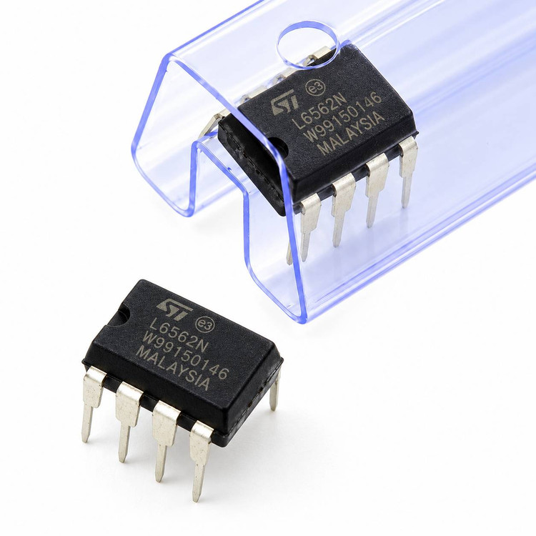آیسی کنترل ضریب توان PFC مدل L6562N برند STMicroelectronics پکیج DIP-8
