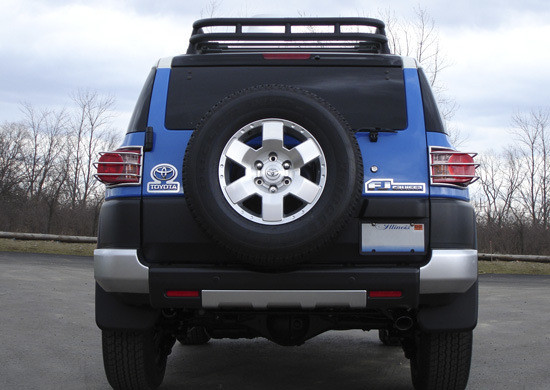 نمای عقب تویوتا اف جی کروزر FJ Cruiser با گارد محافظ چراغ خطر عقب